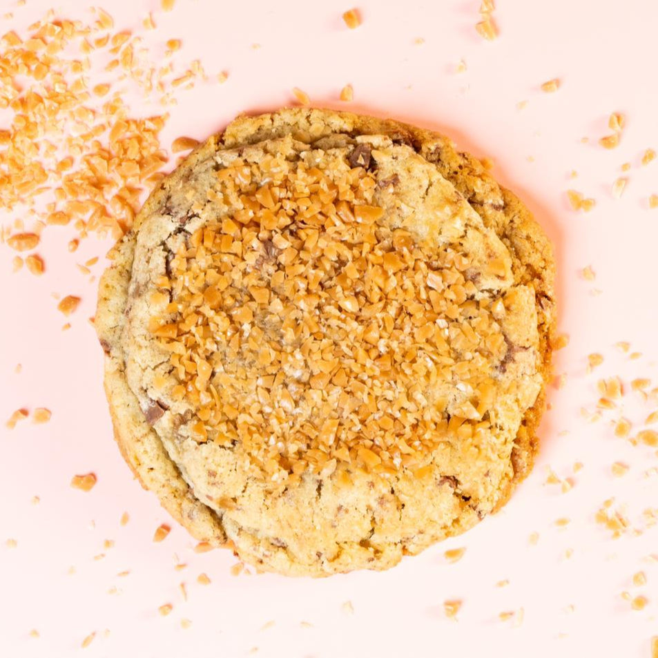 Cookie aux pépites de chocolat caramélisé, éclats de caramel et pointe de sel